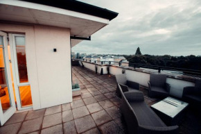 Lovely 4/BDR Penthouse w/ lovely views